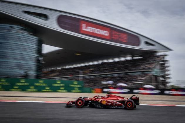 44 HAMILTON Lewis (gbr), Mercedes AMG F1 Team W15, action during the Formula 1 Lenovo Chinese Grand Prix 2024, 5th round of the 2024 Formula One World Championship, WM, Weltmeisterschaft from April 19 to 21, 2024 on the Shanghai International Circuit, in Shanghai, China - F1 - CHINESE GRAND PRIX 2024 DPPI Panoramic  02178