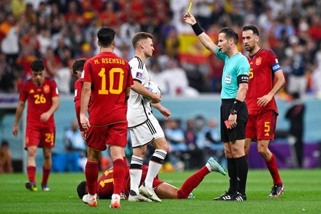 2022-11-28 Spain v Germany - Group E - FIFA World Cup, WM, Weltmeisterschaft, Fussball Qatar 2022 AL KHOR, QATAR - NOVEMBER 28: Referee Danny Makkelie shows a yellow card during the Group E - FIFA World Cup Qatar 2022 match between Spain and Germany at the Al Bayt Stadium on November 28, 2022 in Al Khor, Qatar (Photo by Pablo Morano BSR Agency) Al Khor Qatar Content not available for redistribution in The Netherlands directly or indirectly through any third parties. Copyright: xBSRxAgencyx