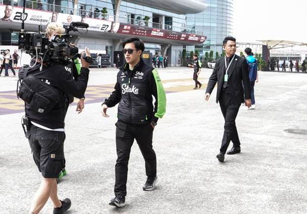 (240419) -- SHANGHAI, April 19, 2024 -- Kick Sauber s Chinese driver Zhou Guanyu (C) arrives prior to the first practice session of the Formula 1 Chinese Grand Prix at the Shanghai International Circuit in east China s Shanghai, on April 19, 2024. ) (SP)CHINA-SHANGHAI-FORMULA 1-GRAND PRIX HexChangshan 