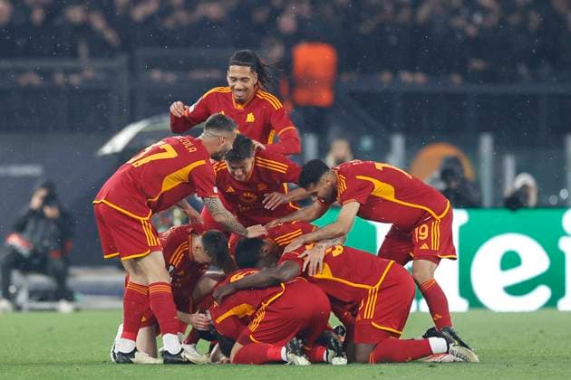 Gianluca Mancini (AS Roma) celebrates after scoring his team s first goal with team mates, UEFA Europa League 2023 2024 - Quarter-final second leg, AS Roma vs AC Milan, Olimpico Stadium, April 18, 2024, Rome, Italy.