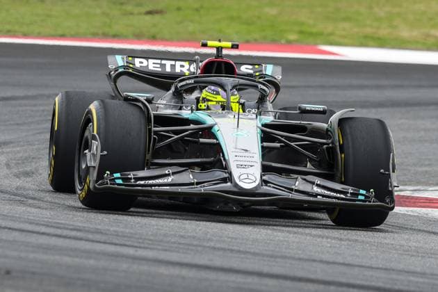 44 HAMILTON Lewis (gbr), Mercedes AMG F1 Team W15, action during the Formula 1 Lenovo Chinese Grand Prix 2024, 5th round of the 2024 Formula One World Championship, WM, Weltmeisterschaft from April 19 to 21, 2024 on the Shanghai International Circuit, in Shanghai, China - F1 - CHINESE GRAND PRIX 2024 DPPI Panoramic  240419_R05_CHINA_DP_XB3_2197