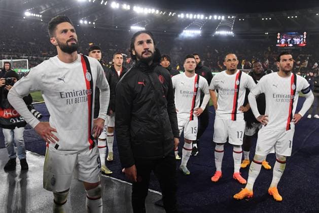 Foto IPP Luciano Adriani Roma 18 04 2024 Calcio Europa League 2023 2024 - quarti partita di ritorno Roma-Milan nella foto: i giocatori del Milan sotto la curva dei tifosi a fine gara da sinistra in primo piano Olivier Giroud Yacine Adli, poi al centro Noah Okafor sulla destra Theo Hernandez e Matteo Gabbia Italy Photo Press - World Copyright Roma italy Italia ITALY  Copyright: xR4924_italyphotopressx