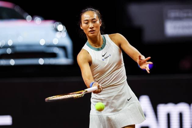 Zheng Qinwen (CHN) Zheng Qinwen (CHN) vs Marta Kostyuk (UKR) GER Porsche Tennis Grand Prix GP Stuttgart 2024, Porsche-Arena, 18.04.2024 GER Porsche Tennis Grand Prix GP Stuttgart 2024 Porsche-Arena, 18.04.2024 Stuttgart Copyright: xEibner-Pressefoto RogerxBuerkex EP