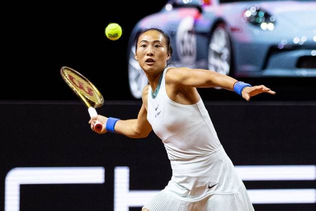 Zheng Qinwen (CHN) Zheng Qinwen (CHN) vs Marta Kostyuk (UKR) GER Porsche Tennis Grand Prix GP Stuttgart 2024, Porsche-Arena, 18.04.2024 GER Porsche Tennis Grand Prix GP Stuttgart 2024 Porsche-Arena, 18.04.2024 Stuttgart Copyright: xEibner-Pressefoto RogerxBuerkex EP