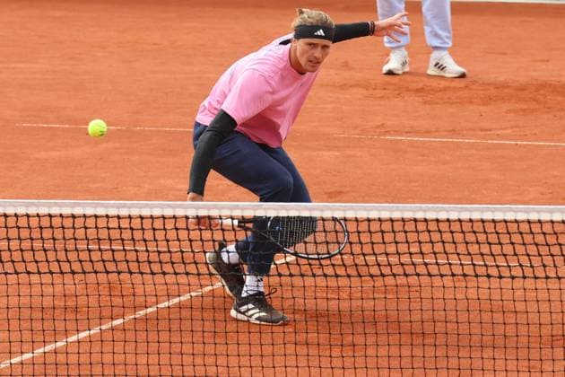 Alexander Zverev (GER) beim Training, Aufwaermen, in rosa, pink, Trikot, Tennis BMW Open 2024 München 19.04.2024 FOTO: Mladen Lackovic LakoPress