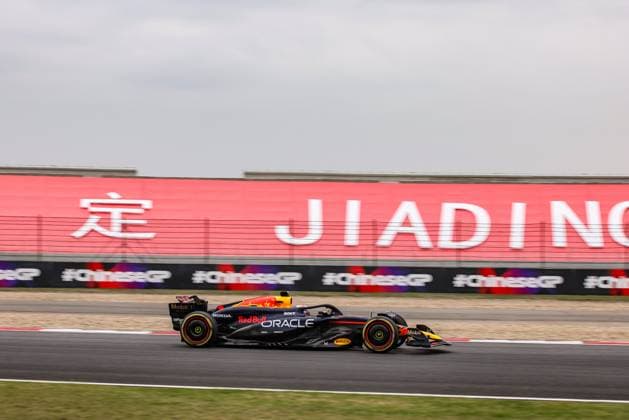 01 VERSTAPPEN Max (nld), Red Bull Racing RB20, action during the Formula 1 Lenovo Chinese Grand Prix 2024, 5th round of the 2024 Formula One World Championship, WM, Weltmeisterschaft from April 19 to 21, 2024 on the Shanghai International Circuit, in Shanghai, China - F1 - CHINESE GRAND PRIX 2024 DPPI Panoramic  240419_R05_CHINA_DP_XB5_2127