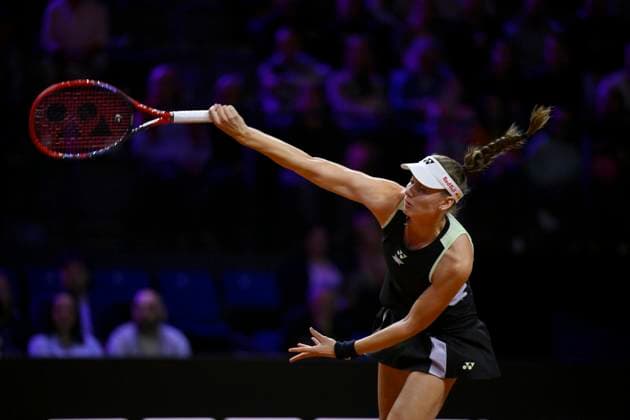 Elena Rybakina (KAZ) Aktion Aufschlag Tennis Damen Porsche-Cup Porsche Tennis Grand Prix GP Stuttgart 2024 Porsche Arena 19.04.2024 DFL REGULATIONS PROHIBIT ANY USE OF PHOTOGRAPHS AS IMAGE SEQUENCES AND OR QUASI-VIDEO Porsche Tennis Grand Prix GP Stuttgart 2024