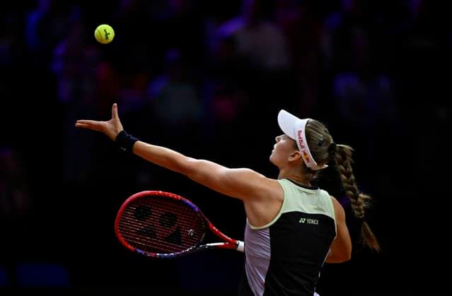 Elena Rybakina (KAZ) Aktion Aufschlag Tennis Damen Porsche-Cup Porsche Tennis Grand Prix GP Stuttgart 2024 Porsche Arena 19.04.2024 DFL REGULATIONS PROHIBIT ANY USE OF PHOTOGRAPHS AS IMAGE SEQUENCES AND OR QUASI-VIDEO Porsche Tennis Grand Prix GP Stuttgart 2024