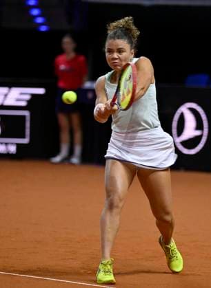 Jasmine Paolini (ITA) Aktion Tennis Damen Porsche-Cup Porsche Tennis Grand Prix GP Stuttgart 2024 Porsche Arena 19.04.2024 DFL REGULATIONS PROHIBIT ANY USE OF PHOTOGRAPHS AS IMAGE SEQUENCES AND OR QUASI-VIDEO Porsche Tennis Grand Prix GP Stuttgart 2024