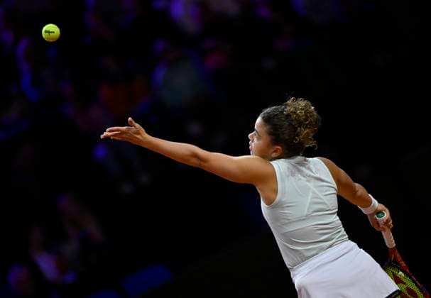 Jasmine Paolini (ITA) Aktion Aufschlag Tennis Damen Porsche-Cup Porsche Tennis Grand Prix GP Stuttgart 2024 Porsche Arena 19.04.2024 DFL REGULATIONS PROHIBIT ANY USE OF PHOTOGRAPHS AS IMAGE SEQUENCES AND OR QUASI-VIDEO Porsche Tennis Grand Prix GP Stuttgart 2024
