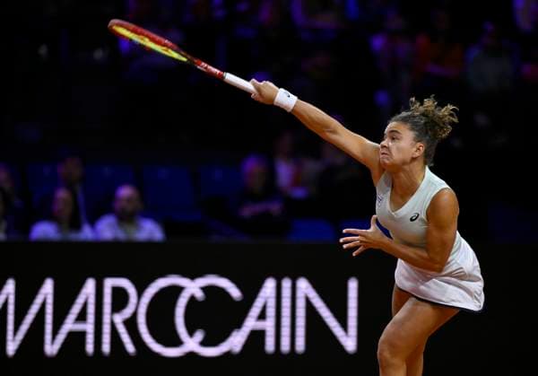 Jasmine Paolini (ITA) Aktion Aufschlag Tennis Damen Porsche-Cup Porsche Tennis Grand Prix GP Stuttgart 2024 Porsche Arena 19.04.2024 DFL REGULATIONS PROHIBIT ANY USE OF PHOTOGRAPHS AS IMAGE SEQUENCES AND OR QUASI-VIDEO Porsche Tennis Grand Prix GP Stuttgart 2024