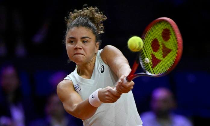 Jasmine Paolini (ITA) Aktion Tennis Damen Porsche-Cup Porsche Tennis Grand Prix GP Stuttgart 2024 Porsche Arena 19.04.2024 DFL REGULATIONS PROHIBIT ANY USE OF PHOTOGRAPHS AS IMAGE SEQUENCES AND OR QUASI-VIDEO Porsche Tennis Grand Prix GP Stuttgart 2024