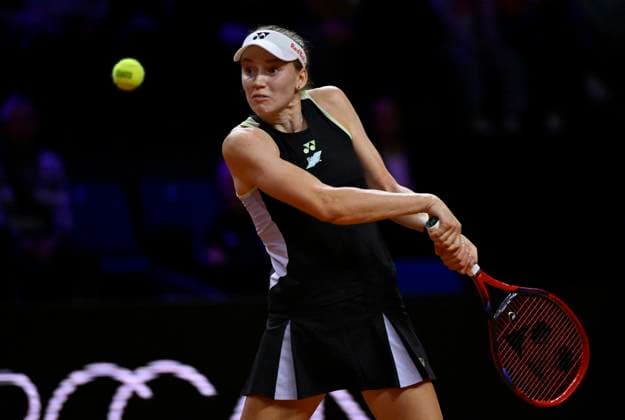 Elena Rybakina (KAZ) Aktion Tennis Damen Porsche-Cup Porsche Tennis Grand Prix GP Stuttgart 2024 Porsche Arena 19.04.2024 DFL REGULATIONS PROHIBIT ANY USE OF PHOTOGRAPHS AS IMAGE SEQUENCES AND OR QUASI-VIDEO Porsche Tennis Grand Prix GP Stuttgart 2024