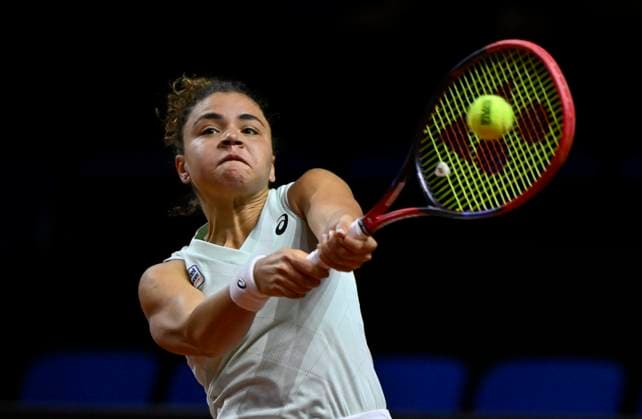 Jasmine Paolini (ITA) Aktion Tennis Damen Porsche-Cup Porsche Tennis Grand Prix GP Stuttgart 2024 Porsche Arena 19.04.2024 DFL REGULATIONS PROHIBIT ANY USE OF PHOTOGRAPHS AS IMAGE SEQUENCES AND OR QUASI-VIDEO Porsche Tennis Grand Prix GP Stuttgart 2024