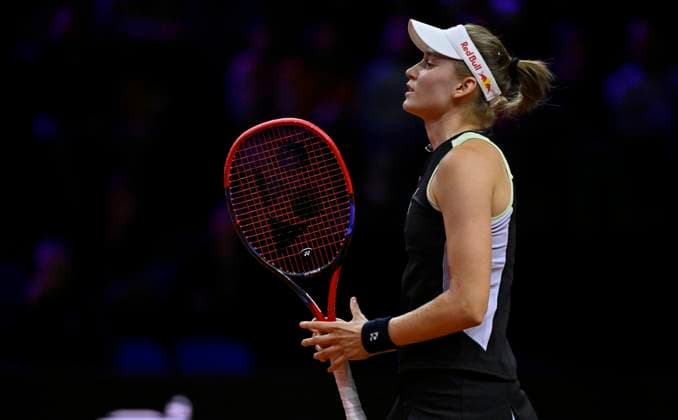 Elena Rybakina (KAZ) enttaeuscht Tennis Damen Porsche-Cup Porsche Tennis Grand Prix GP Stuttgart 2024 Porsche Arena 19.04.2024 DFL REGULATIONS PROHIBIT ANY USE OF PHOTOGRAPHS AS IMAGE SEQUENCES AND OR QUASI-VIDEO Porsche Tennis Grand Prix GP Stuttgart 2024