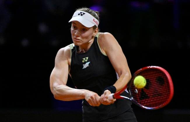 Elena Rybakina (KAZ) Aktion Tennis Damen Porsche-Cup Porsche Tennis Grand Prix GP Stuttgart 2024 Porsche Arena 19.04.2024 DFL REGULATIONS PROHIBIT ANY USE OF PHOTOGRAPHS AS IMAGE SEQUENCES AND OR QUASI-VIDEO Porsche Tennis Grand Prix GP Stuttgart 2024