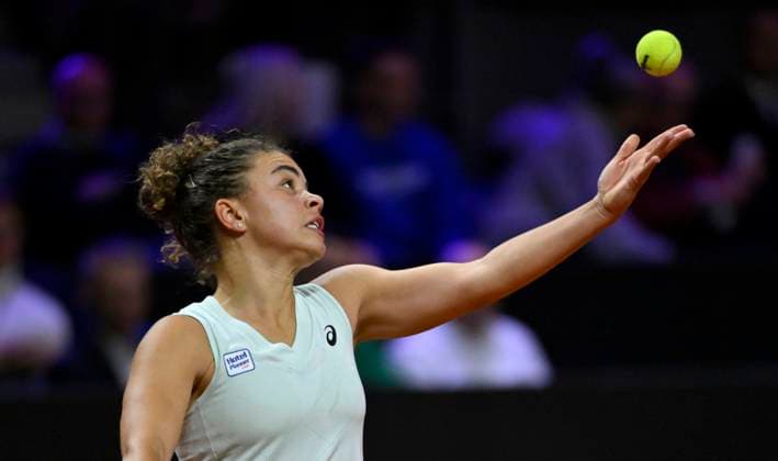 Jasmine Paolini (ITA) Aktion Aufschlag Tennis Damen Porsche-Cup Porsche Tennis Grand Prix GP Stuttgart 2024 Porsche Arena 19.04.2024 DFL REGULATIONS PROHIBIT ANY USE OF PHOTOGRAPHS AS IMAGE SEQUENCES AND OR QUASI-VIDEO Porsche Tennis Grand Prix GP Stuttgart 2024
