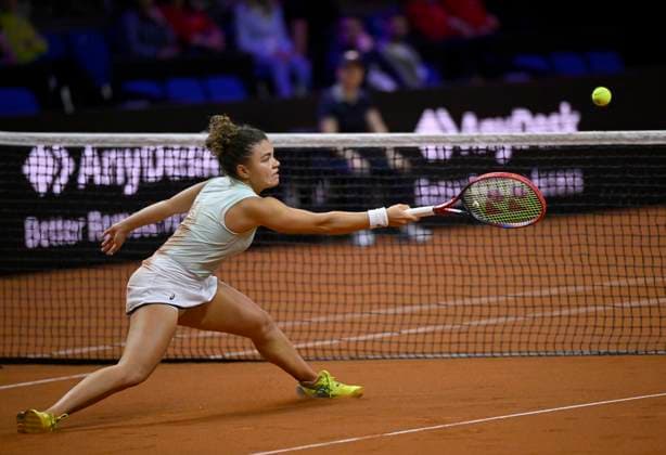 Jasmine Paolini (ITA) Aktion Tennis Damen Porsche-Cup Porsche Tennis Grand Prix GP Stuttgart 2024 Porsche Arena 19.04.2024 DFL REGULATIONS PROHIBIT ANY USE OF PHOTOGRAPHS AS IMAGE SEQUENCES AND OR QUASI-VIDEO Porsche Tennis Grand Prix GP Stuttgart 2024