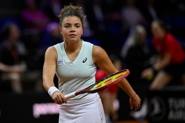 Jasmine Paolini (ITA) Tennis Damen Porsche-Cup Porsche Tennis Grand Prix GP Stuttgart 2024 Porsche Arena 19.04.2024 DFL REGULATIONS PROHIBIT ANY USE OF PHOTOGRAPHS AS IMAGE SEQUENCES AND OR QUASI-VIDEO Porsche Tennis Grand Prix GP Stuttgart 2024