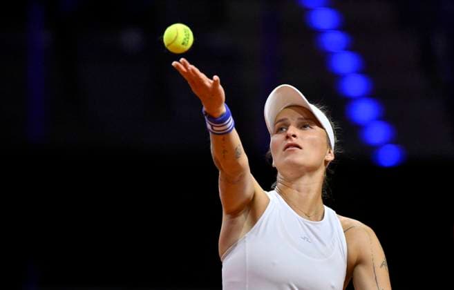 Marketa Vondrousova (CZE) Aktion Aufschlag Tennis Damen Porsche-Cup Porsche Tennis Grand Prix GP Stuttgart 2024 Porsche Arena 19.04.2024 DFL REGULATIONS PROHIBIT ANY USE OF PHOTOGRAPHS AS IMAGE SEQUENCES AND OR QUASI-VIDEO Porsche Tennis Grand Prix GP Stuttgart 2024