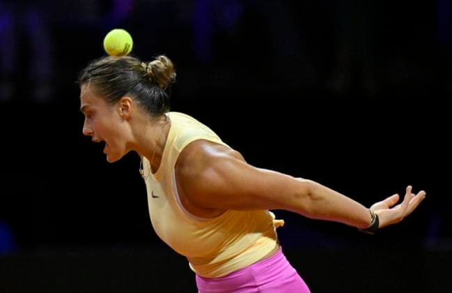 Aryna Sabalenka (BLR) enttaeuscht Gestik Geste pfeffert Ball auf Boden auf Kopf kurios Tennis Damen Porsche-Cup Porsche Tennis Grand Prix GP Stuttgart 2024 Porsche Arena 19.04.2024 DFL REGULATIONS PROHIBIT ANY USE OF PHOTOGRAPHS AS IMAGE SEQUENCES AND OR QUASI-VIDEO Porsche Tennis Grand Prix GP Stuttgart 2024