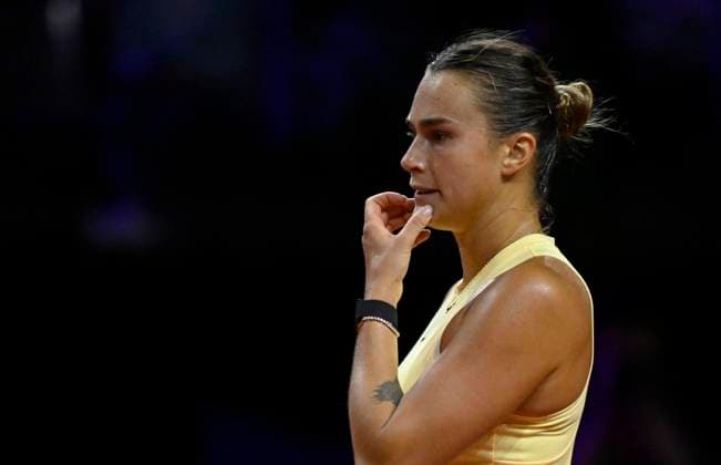 Aryna Sabalenka (BLR) enttaeuscht Gestik Geste nachdenklich Tennis Damen Porsche-Cup Porsche Tennis Grand Prix GP Stuttgart 2024 Porsche Arena 19.04.2024 DFL REGULATIONS PROHIBIT ANY USE OF PHOTOGRAPHS AS IMAGE SEQUENCES AND OR QUASI-VIDEO Porsche Tennis Grand Prix GP Stuttgart 2024