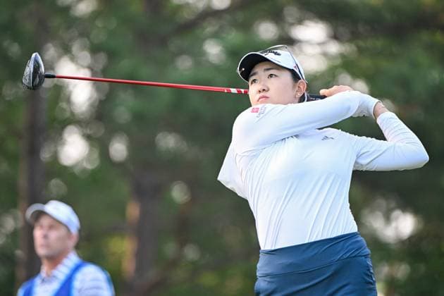 THE WOODLANDS, TX - APRIL 19: Rose Zhang (USA) watches her tee shot on 2 during Rd2 of the Chevron Championship at The Club at Carlton Woods on April 19, 2024 in The Woodlands, Texas. (Photo by Ken Murray Icon Sportswire) GOLF: APR 19 LPGA, Golf Damen The Chevron Championship EDITORIAL USE ONLY Icon240419019