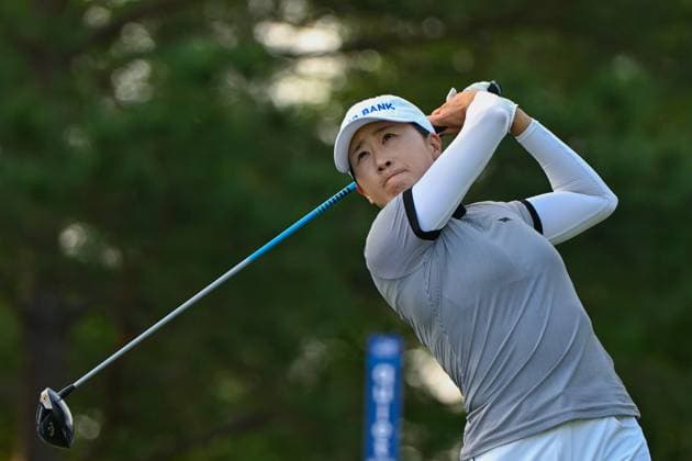 THE WOODLANDS, TX - APRIL 19: Jennifer Song (USA) watches her tee shot on 2 during Rd2 of the Chevron Championship at The Club at Carlton Woods on April 19, 2024 in The Woodlands, Texas. (Photo by Ken Murray Icon Sportswire) GOLF: APR 19 LPGA, Golf Damen The Chevron Championship EDITORIAL USE ONLY Icon240419030