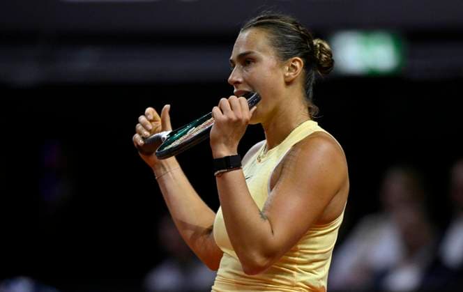 Aryna Sabalenka (BLR) enttaeuscht Gestik Geste beisst in Schlaeger Tennis Damen Porsche-Cup Porsche Tennis Grand Prix GP Stuttgart 2024 Porsche Arena 19.04.2024 DFL REGULATIONS PROHIBIT ANY USE OF PHOTOGRAPHS AS IMAGE SEQUENCES AND OR QUASI-VIDEO Porsche Tennis Grand Prix GP Stuttgart 2024