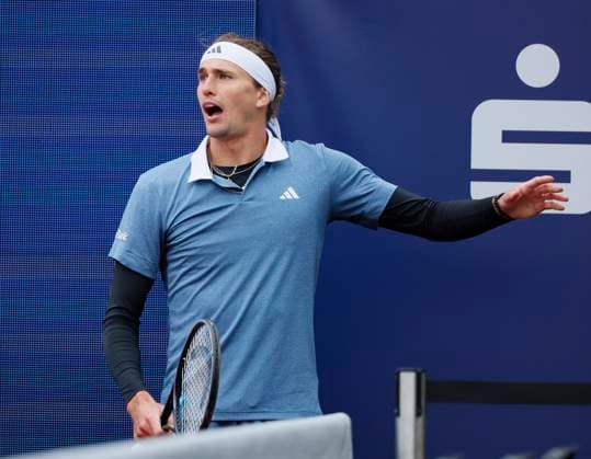 19.04.2024, BMW Open 2024, MTTC Iphitos Muenchen , Tennis, im Bild: Alexander Zverev (GER) geht zum Turnier Supervisor sich beschweren