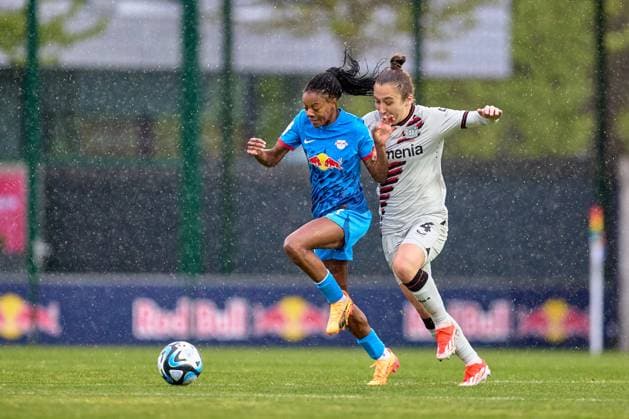 Sport Themen der Woche KW16 Sport Bilder des Tages 19.04.2024, GER, Frauenfußball, BL, 2023 2024, RB Leipzig - Bayer Leverkusen Lydia Andrade (17, RB Leipzig, li.), Sylwia Matysik (4, Bayer Leverkusen), Duell um Ball, im Regen Leipzig Trainingszentrum der Roten Bulle Sachsen Deutschland *** 19 04 2024, GER, Womens Soccer, BL, 2023 2024, RB Leipzig Bayer Leverkusen Lydia Andrade 17, RB Leipzig, left , Sylwia Matysik 4, Bayer Leverkusen , Duel for ball, in the rain Leipzig training center of the Red Bull Saxony Germany
