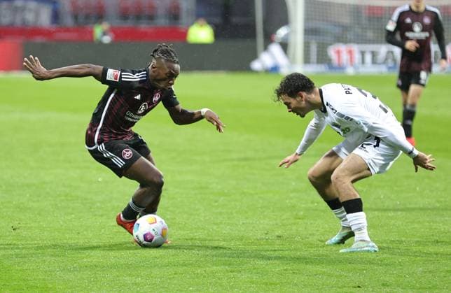 Sport Bilder des Tages 19.04.2024 - Fussball - Saison 2023 2024 - 2. Fussball - Bundesliga - 30. Spieltag: 1. FC Nürnberg FCN ( Club ) - SC Paderborn 07 SCP - Sportfoto Zink DaMa - xdaxmax - DFL regulations prohibit any use of photographs as image sequences and or quasi-video - only for editorial use - Joseph Hungbo (23, 1. FC Nürnberg FCN ) Aaron Zehnter (32, SC Paderborn 07 )