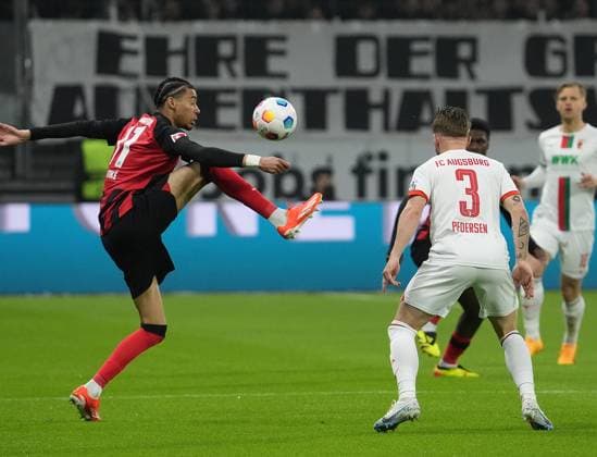Sport Themen der Woche KW16 Sport Bilder des Tages 19.04.2024, Deutsche Bank Park, Frankfurt, GER, 1.FBL, Eintracht Frankfurt vs FC Augsburg , DFL regulations prohibit any use of photographs as image sequences and or quasi-video. im Bild Hugo Ekitike (Frankfurt), Mads Pedersen (Augsburg) Defodi-506_20240419_hbr_0762 *** 19 04 2024, Deutsche Bank Park, Frankfurt, GER, 1 FBL, Eintracht Frankfurt vs FC Augsburg , DFL regulations prohibit any use of photographs as image sequences and or quasi video in the picture Hugo Ekitike Frankfurt , Mads Pedersen Augsburg Defodi 506 20240419 hbr 0762 Defodi-506