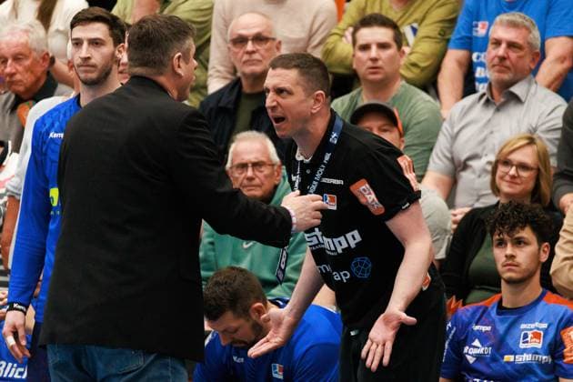 Jens Buerkle (HBW Balingen-Weilstetten, Trainer) ist enttäuscht enttaeuscht, unzufrieden, ärgert aegert sich, Emotionen, Wut, Trauer HBW Balingen-Weilstetten (HBW) vs. Bergischer HC (BHC), Handball, Maenner, Liqui Moly Handball Bundesliga (HBL), 29. Spieltag, Spielzeit 2023 2024, 19.04.2024 HBW Balingen-Weilstetten (HBW) vs. Bergischer HC (BHC), Handball, Maenner, Liqui Moly Handball Bundesliga (HBL), 29. Spieltag, Spielzeit 2023 2024, 19.04.2024 Balingen Copyright: xEibnerxPressefoto OliverxSchmidtx EP_OST