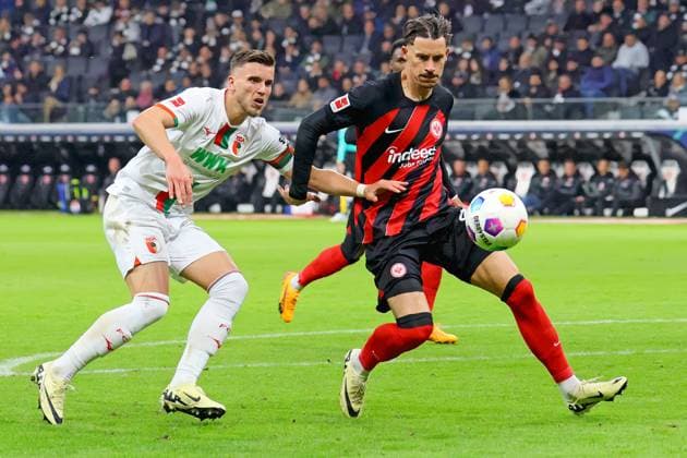 Frankfurt, Deutschland 19. April 2024: 1. BL - 2023 2024 - Eintracht Frankfurt vs. FC Augsburg Im Bild: v. li. im Zweikampf: Ermedin Demirovic (Augsburg) gegen Robin Koch (Frankfurt). DFB regulations prohibit any use of photographs as image sequences and or quasi-video Deutsche Bank Park Hessen Copyright: xFotostandx xRacochax