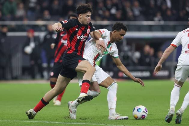 Frankfurt, 19.04.2024 xjfx 1.BL Eintracht Frankfurt - FC Augsburg v.l., Nacho Ferri (Eintracht Frankfurt), Felix Uduokhai (FC Augsburg), Zweikampf, Action, Aktion, Battles for the Ball (DFL DFB REGULATIONS PROHIBIT ANY USE OF PHOTOGRAPHS as IMAGE SEQUENCES and or QUASI-VIDEO) Copyright: JoaquimxFerreira