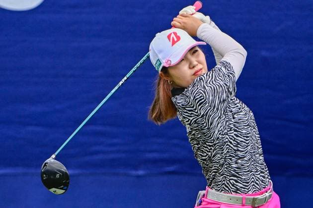 THE WOODLANDS, TX - APRIL 19: Ayaka Furue (JPN) watches her tee shot on 1 during Rd2 of the Chevron Championship at The Club at Carlton Woods on April 19, 2024 in The Woodlands, Texas. (Photo by Ken Murray Icon Sportswire) GOLF: APR 19 LPGA, Golf Damen The Chevron Championship EDITORIAL USE ONLY Icon240419081