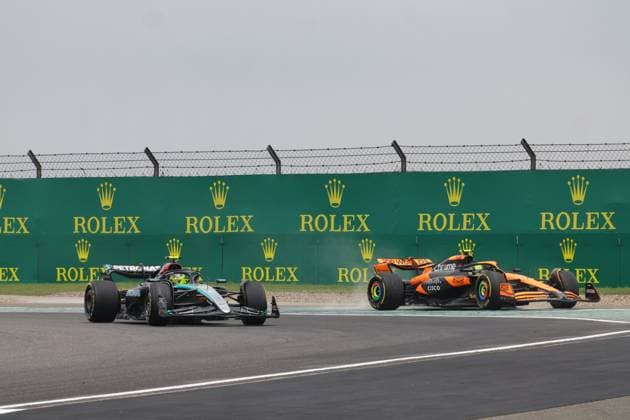 44 HAMILTON Lewis (gbr), Mercedes AMG F1 Team W15, action and 04 NORRIS Lando (gbr), McLaren F1 Team MCL38, action during the Formula 1 Lenovo Chinese Grand Prix 2024, 5th round of the 2024 Formula One World Championship, WM, Weltmeisterschaft from April 19 to 21, 2024 on the Shanghai International Circuit, in Shanghai, China - F1 - CHINESE GRAND PRIX 2024 DPPI Panoramic 240420_R05_CHINA_DP_JK984531