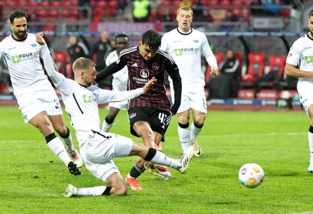 Sport Bilder des Tages 19.04.2024 - Fussball - Saison 2023 2024 - 2. Fussball - Bundesliga - 30. Spieltag: 1. FC Nürnberg FCN ( Club ) - SC Paderborn 07 SCP - Sportfoto Zink DaMa - xdaxmax - DFL regulations prohibit any use of photographs as image sequences and or quasi-video - only for editorial use - Can Yilmaz Uzun (42, 1. FC Nürnberg FCN ) mit Torschuss gg Sebastian Klaas (26, SC Paderborn 07 )