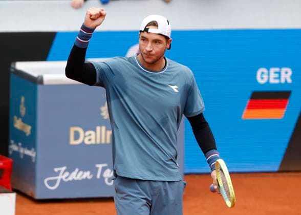 Jan-Lennard Struff (GER) jubelt nach dem Sieg, Jubel, Freude, Emotion Tennis - BMW Open 2024 - ATP, Tennis Herren - MTTC Iphitos - Munich - - Germany - 20 April 2024. Copyright: xJuergenxHasenkopfx