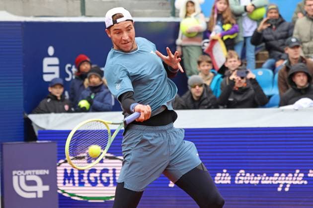 Jan-Lennard Struff (GER) gewinnt das Spiel gegen Felix Auger-Aliassime und steht im Finale, Einzelbild, am Ball Tennis BMW Open 2024 München 20.04.2024 FOTO: Mladen Lackovic LakoPress
