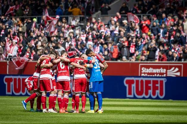 Fortuna Düsseldorf - SpVgg Greuther Fürth, 20.04.2024 Düsseldorfer Spielerkreis vor dem Anpfiff; Fortuna Düsseldorf - SpVgg Greuther Fürth am 30. Spieltag der 2. Fussball-Bundesliga am 20.04 2024 in der Merkur Spiel-Arena in Düsseldorf. DFL REGULATIONS PROHIBIT ANY USE OF PHOTOGRAPHS AS IMAGE SEQUENCES AND OR QUASI-VIDEO.