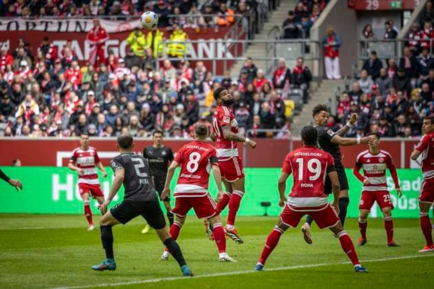 Fortuna Düsseldorf - SpVgg Greuther Fürth, 20.04.2024 Jamil Siebert (Fortuna Düsseldorf, 20) beim Kopfball, v.h. Isak Bergmann Johannesson (Fortuna Düsseldorf, 8). Und Emmanuel Iyoha (Fortuna Düsseldorf, 19); Fortuna Düsseldorf - SpVgg Greuther Fürth am 30. Spieltag der 2. Fussball-Bundesliga am 20.04 2024 in der Merkur Spiel-Arena in Düsseldorf. DFL REGULATIONS PROHIBIT ANY USE OF PHOTOGRAPHS AS IMAGE SEQUENCES AND OR QUASI-VIDEO.
