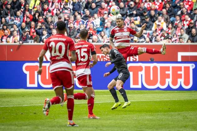 Fortuna Düsseldorf - SpVgg Greuther Fürth, 20.04.2024 Matthias Zimmermann (Fortuna Düsseldorf, 25) und Marco Meyerhöfer (SpVgg Greuther Fürth, 18) beim Kopfballduell ; Fortuna Düsseldorf - SpVgg Greuther Fürth am 30. Spieltag der 2. Fussball-Bundesliga am 20.04 2024 in der Merkur Spiel-Arena in Düsseldorf. DFL REGULATIONS PROHIBIT ANY USE OF PHOTOGRAPHS AS IMAGE SEQUENCES AND OR QUASI-VIDEO.