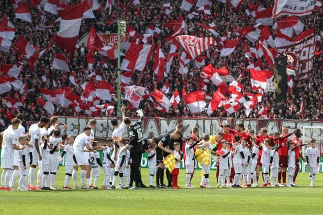 20.04.2024, xusrbx, Fussball 2.Bundesliga, 1.FC Kaiserslautern - SV Wehen Wiesbaden emspor, v.l. die Spieler beider Mannschaften vor dem Spiel, (DFL DFB REGULATIONS PROHIBIT ANY USE OF PHOTOGRAPHS as IMAGE SEQUENCES and or QUASI-VIDEO) Kaiserslautern