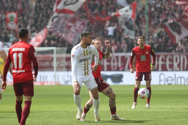 20.04.2024, xusrbx, Fussball 2.Bundesliga, 1.FC Kaiserslautern - SV Wehen Wiesbaden emspor, v.l. Ivan Prtajin (SV Wehen Wiesbaden, 18), Tymoteusz Puchacz (1. FC Kaiserslautern, 15), (DFL DFB REGULATIONS PROHIBIT ANY USE OF PHOTOGRAPHS as IMAGE SEQUENCES and or QUASI-VIDEO) Kaiserslautern