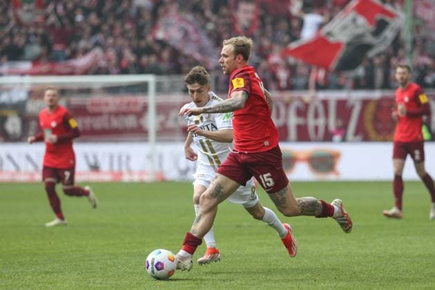 20.04.2024, xusrbx, Fussball 2.Bundesliga, 1.FC Kaiserslautern - SV Wehen Wiesbaden emspor, v.l. Nick Baetzner (SV Wehen Wiesbaden, 8), Tymoteusz Puchacz (1. FC Kaiserslautern, 15), (DFL DFB REGULATIONS PROHIBIT ANY USE OF PHOTOGRAPHS as IMAGE SEQUENCES and or QUASI-VIDEO) Kaiserslautern