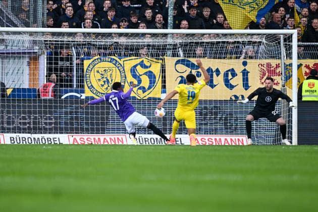 2. Bundesliga - VfL Osnabrück - Eintracht Braunschweig am 20.04.2024 an der Bremer Brücke in Osnabrück Tor zum 0:1. Torschuetze Torschütze Anton Donkor (Braunschweig) mit dem Treffer zum 0:1.