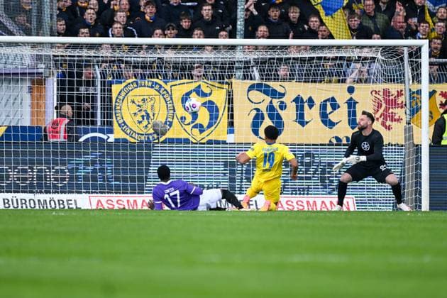 2. Bundesliga - VfL Osnabrück - Eintracht Braunschweig am 20.04.2024 an der Bremer Brücke in Osnabrück Tor zum 0:1. Torschuetze Torschütze Anton Donkor (Braunschweig) mit dem Treffer zum 0:1.