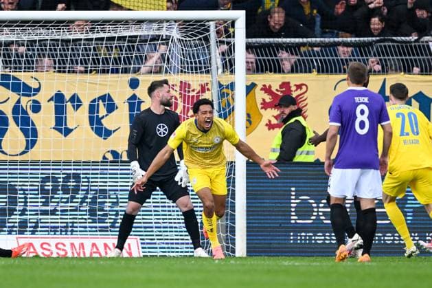 2. Bundesliga - VfL Osnabrück - Eintracht Braunschweig am 20.04.2024 an der Bremer Brücke in Osnabrück Jubel, Torjubel, Torschuetze, Torschütze Anton Donkor (Braunschweig) jubelt nach seinem Tor zum 0:1.